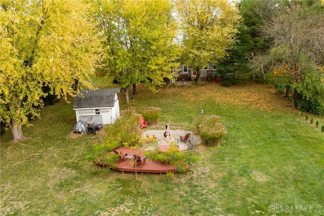 view of yard featuring a storage unit