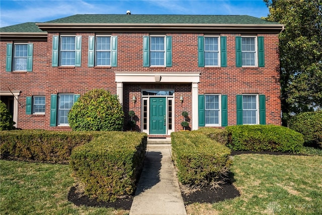 view of front facade with a front lawn