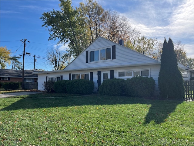 view of front facade with a front yard