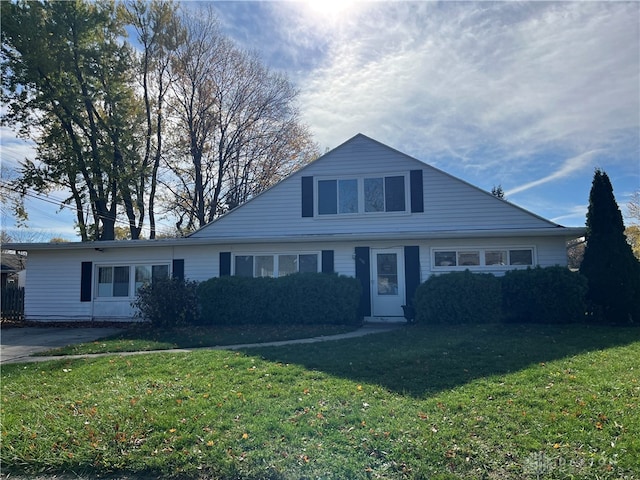 view of front of home featuring a front lawn