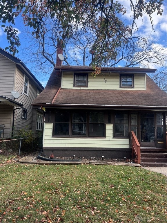 view of front of home featuring a front yard