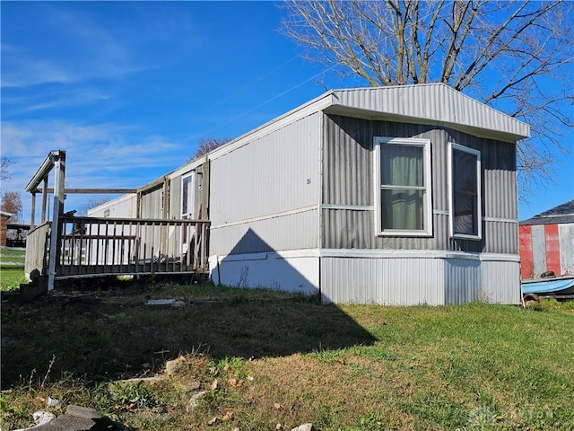 view of side of property featuring a yard