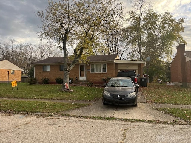 single story home with a front lawn