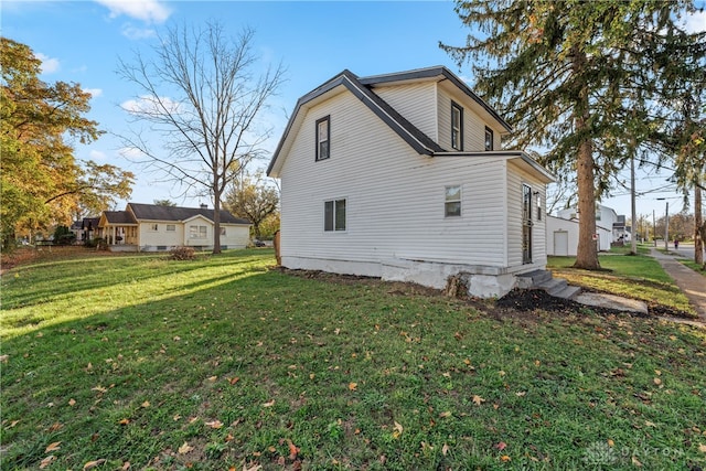 view of side of property featuring a lawn