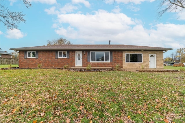 ranch-style home featuring a front lawn