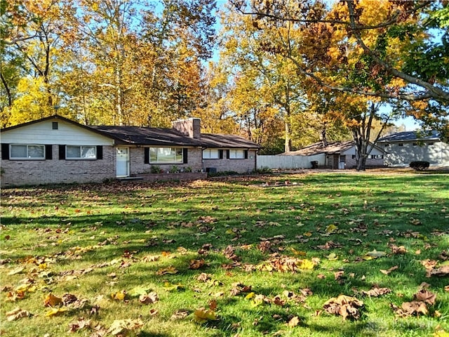 view of front facade featuring a front yard