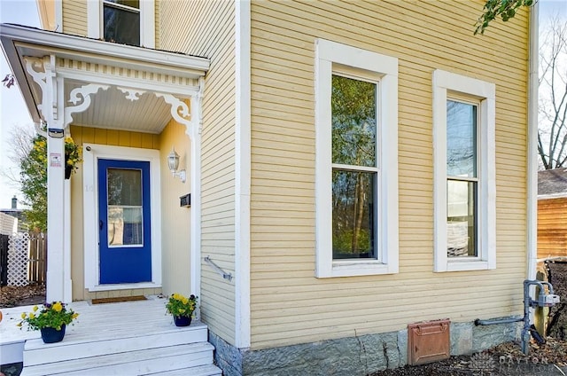 entrance to property with crawl space