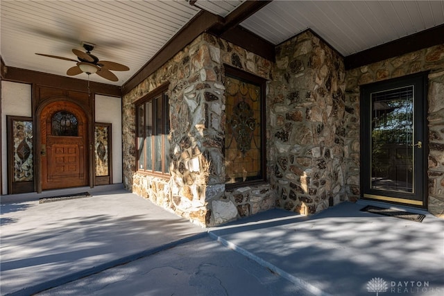 property entrance featuring ceiling fan