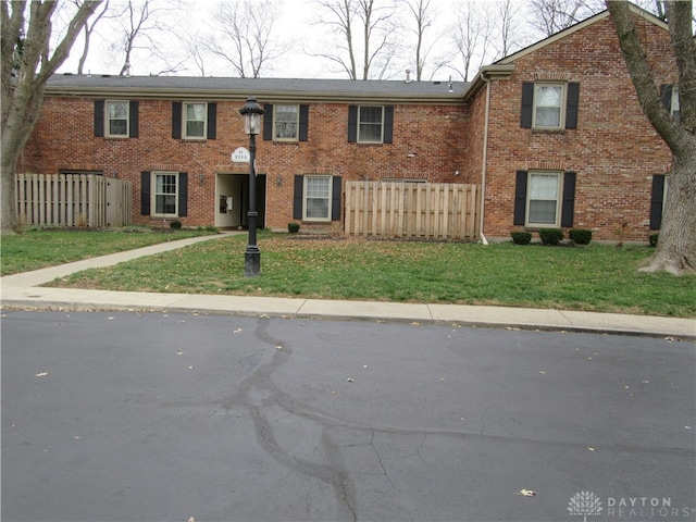 view of front facade featuring a front lawn