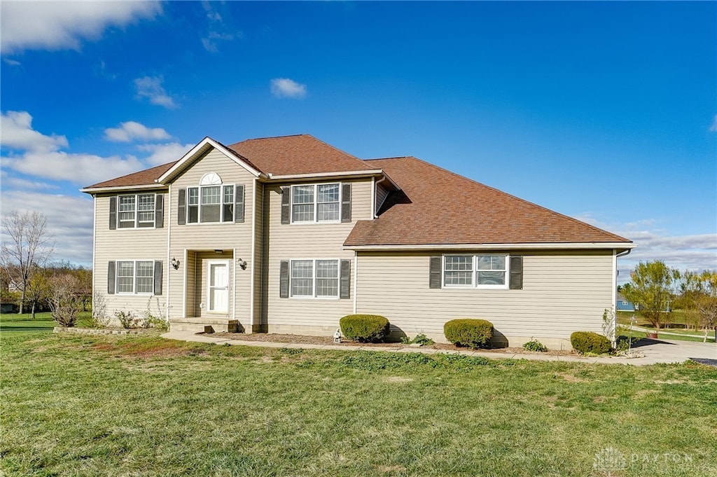 view of front facade with a front yard