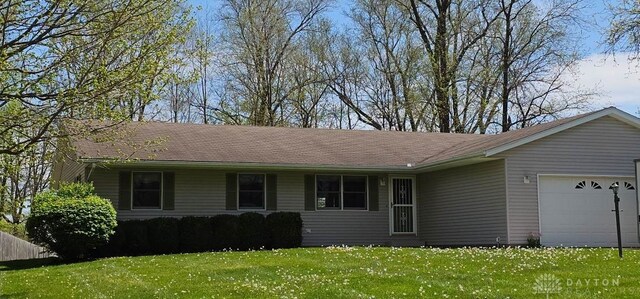 view of front of property featuring a front yard and an attached garage