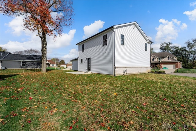 view of side of property featuring a lawn