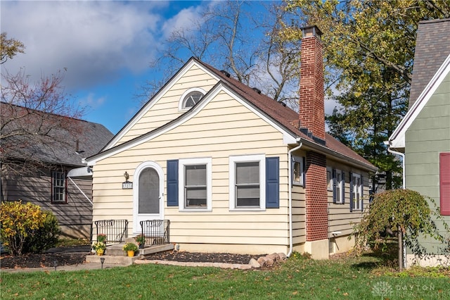 view of front of home featuring a front yard