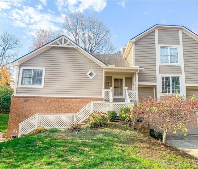 view of front of property featuring a porch and a front yard