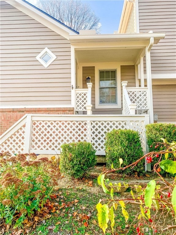 entrance to property featuring a porch