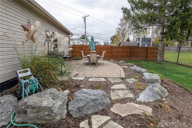 view of yard featuring a patio