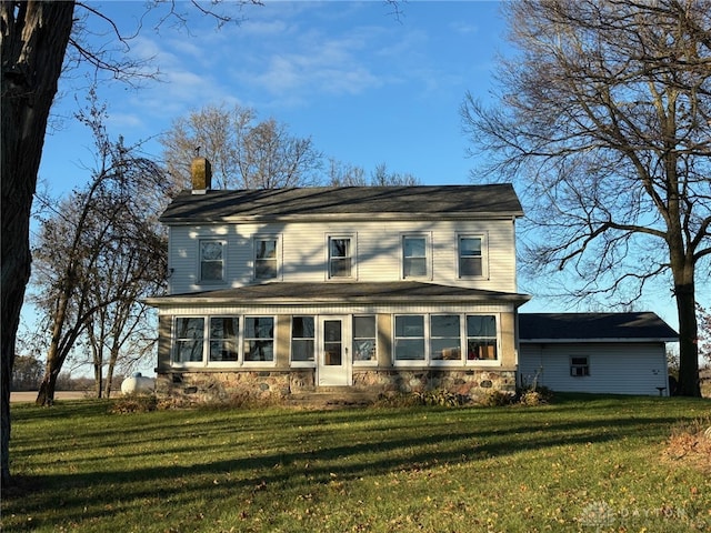 view of front of property featuring a front lawn