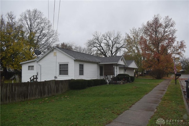 view of front of property featuring a front lawn