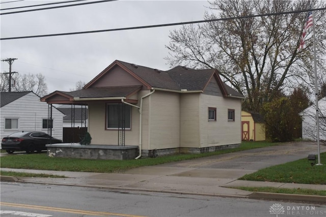 view of front of property featuring a storage shed and covered porch