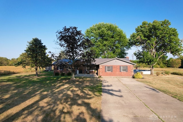 single story home with a front lawn