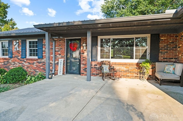 entrance to property featuring a porch