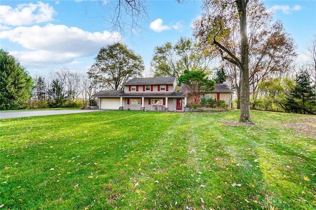 view of front of property featuring a front yard and a garage