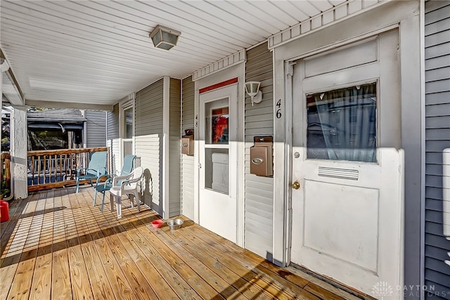 property entrance featuring a porch