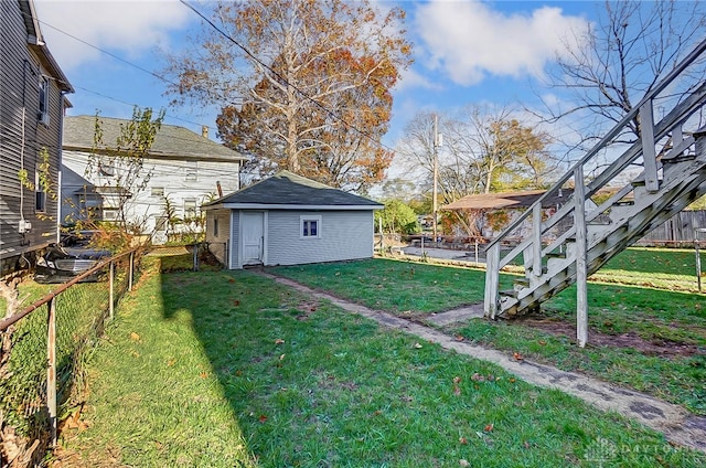 view of yard with an outbuilding