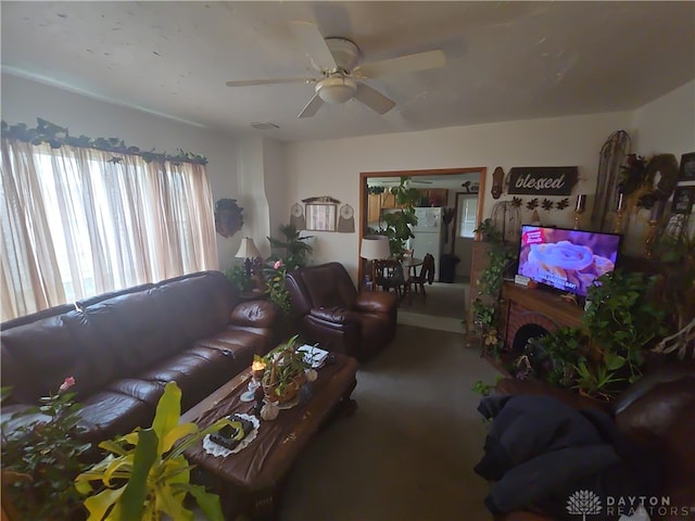 carpeted living room featuring ceiling fan