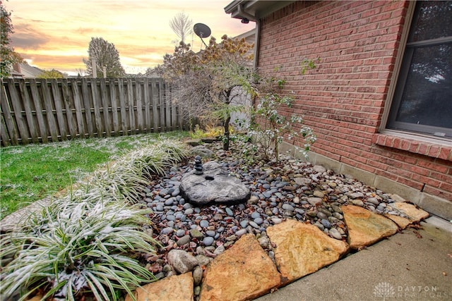 view of yard at dusk