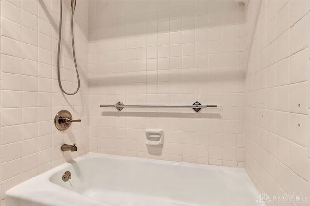 bathroom with tiled shower / bath combo