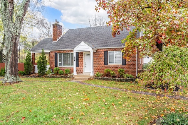 view of front of property featuring a front yard