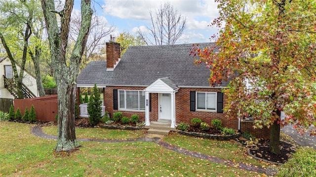 view of front of property featuring a front lawn