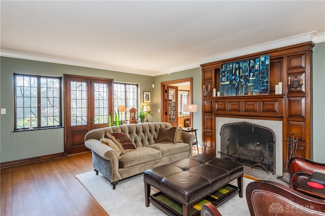 living room with light wood-type flooring and crown molding