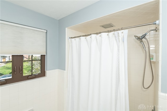 bathroom featuring a shower with shower curtain