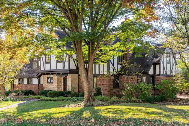 view of front of house featuring a front lawn