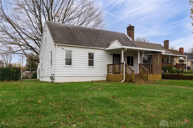 view of front facade with a front yard