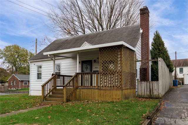 view of front of home featuring a front lawn and covered porch