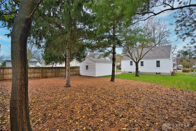 view of yard with an outdoor structure