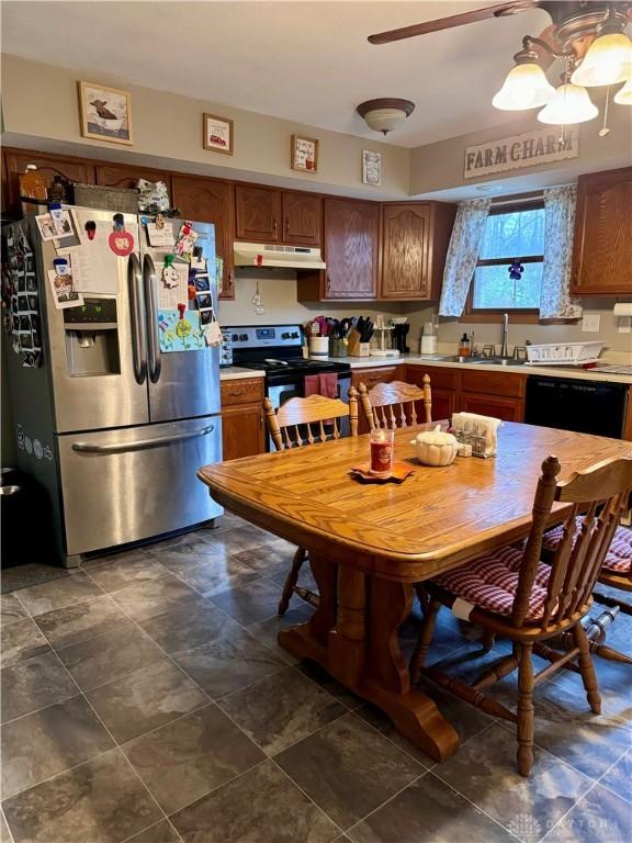 kitchen featuring sink, stainless steel appliances, and ceiling fan