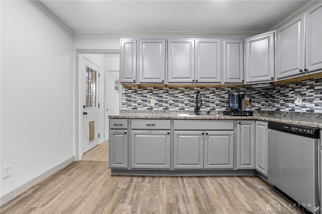 kitchen featuring dishwasher, sink, gray cabinets, decorative backsplash, and light wood-type flooring