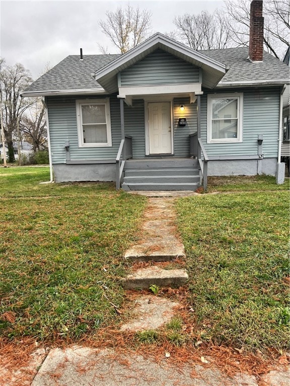 view of front facade featuring a porch and a front lawn