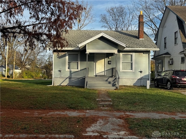 bungalow featuring a front lawn