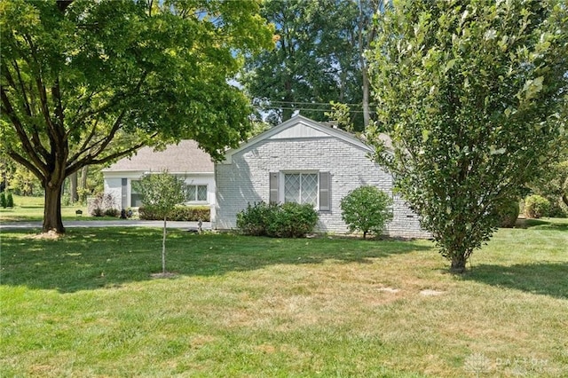 view of front of house featuring a front lawn