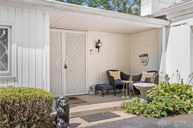 entrance to property featuring a patio area