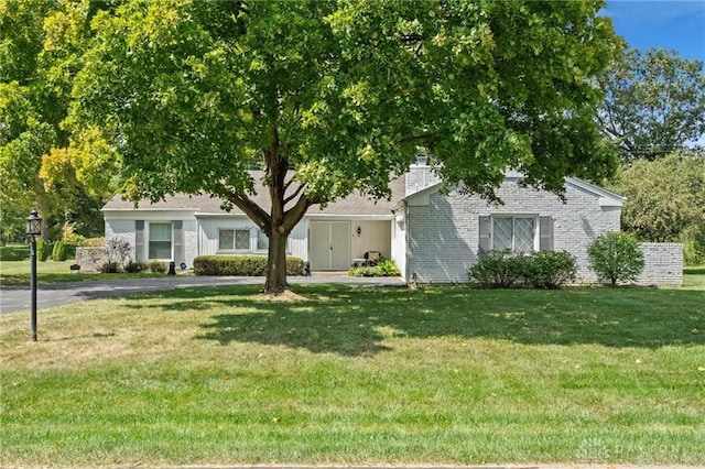 view of front of property featuring a front yard