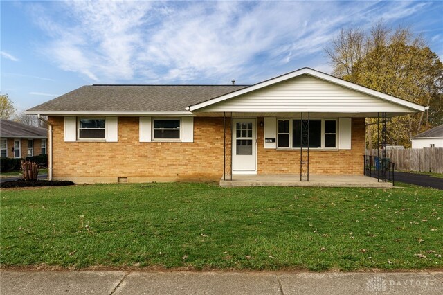 ranch-style house featuring a front lawn