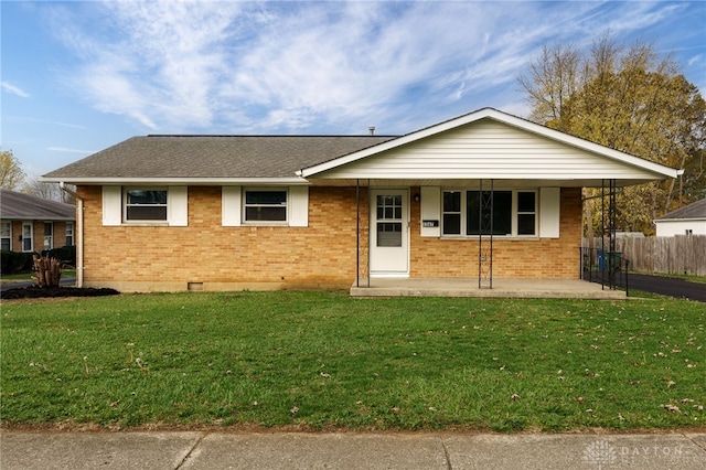 ranch-style home featuring a front yard and covered porch