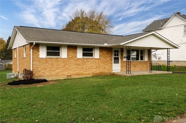 view of front facade with a front lawn