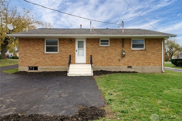 view of front facade featuring a front lawn